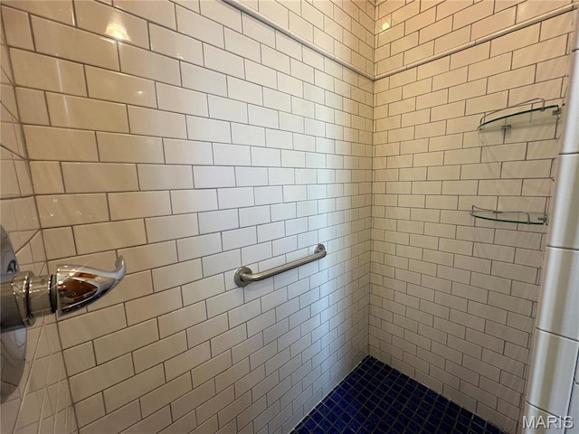 full bathroom featuring a tile shower