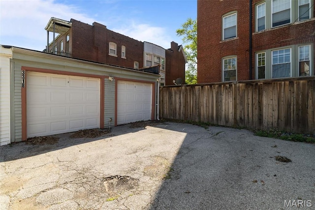 3318 Sidney St, Saint Louis, MO 63104 - garage with fence