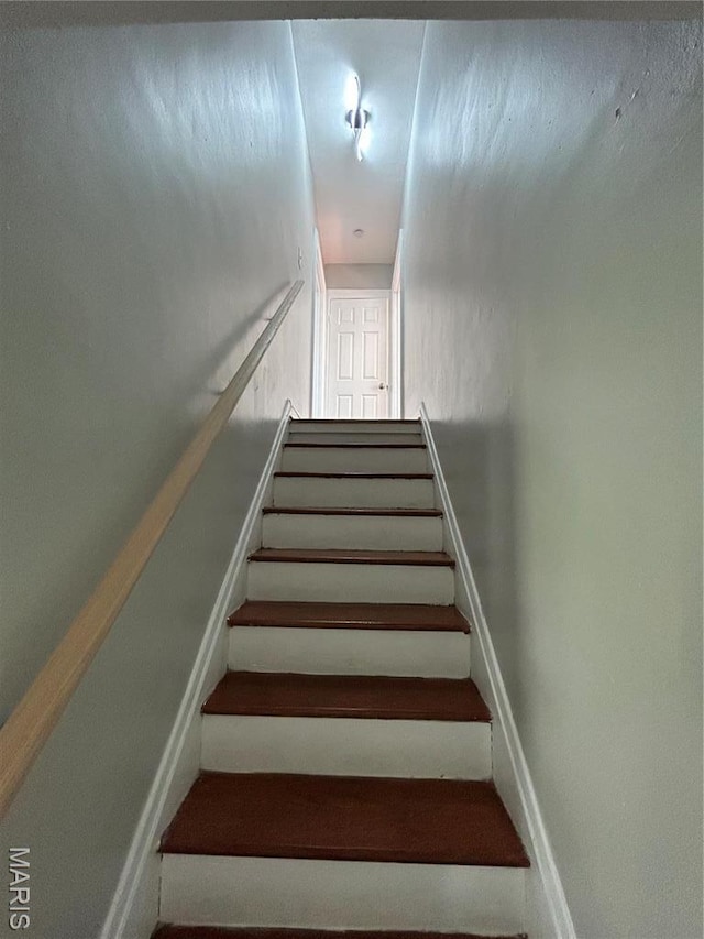 3604 Ridgedale Ave, Saint Louis, MO 63121 - staircase with baseboards