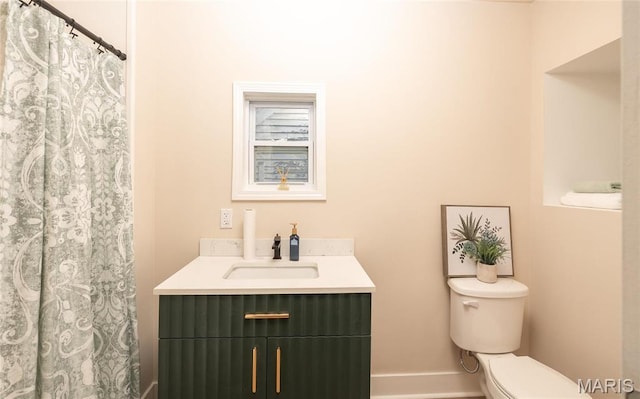 204 S 3rd St, De Soto, MO 63020 - full bath featuring toilet, vanity, baseboards, and a shower with curtain
