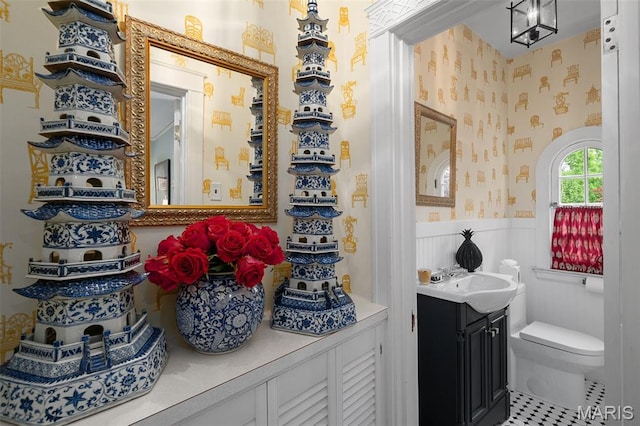 20 Picardy Ln, Ladue, MO 63124 - bathroom with wainscoting, wallpapered walls, toilet, and vanity
