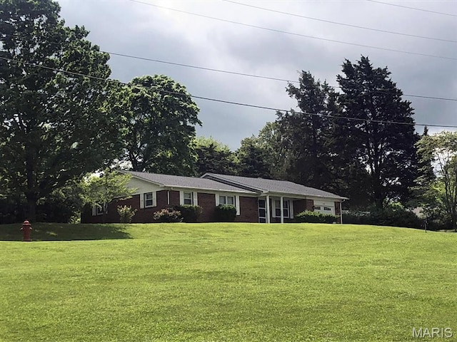 603 W Bloomfield Ave, Bloomfield, MO 63825 - single story home with a front lawn