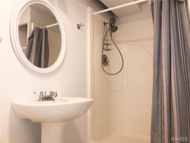 603 W Bloomfield Ave, Bloomfield, MO 63825 - bathroom featuring a shower with shower curtain