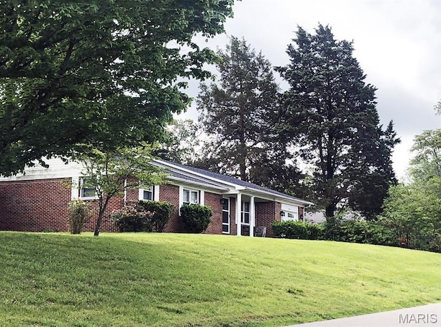 603 W Bloomfield Ave, Bloomfield, MO 63825 - ranch-style house with a front yard, a garage, and brick siding