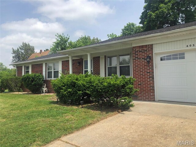 603 W Bloomfield Ave, Bloomfield, MO 63825 - single story home featuring brick siding, driveway, a garage, and a front yard