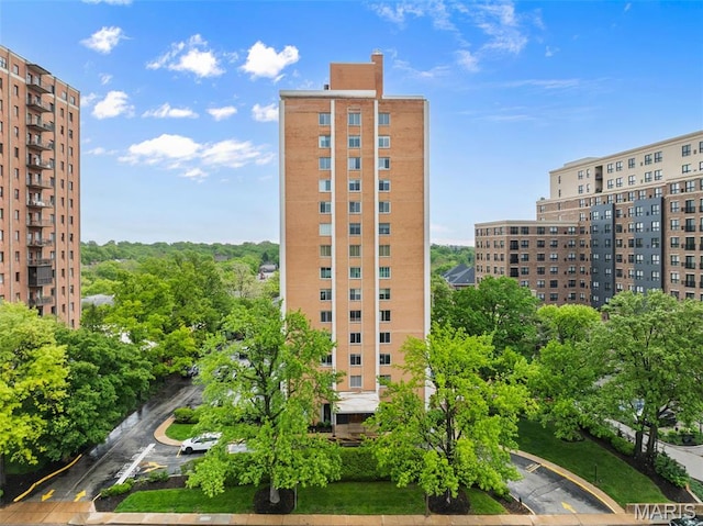 900 S Hanley Rd Unit 7B, Saint Louis, MO 63105 - view of property featuring uncovered parking