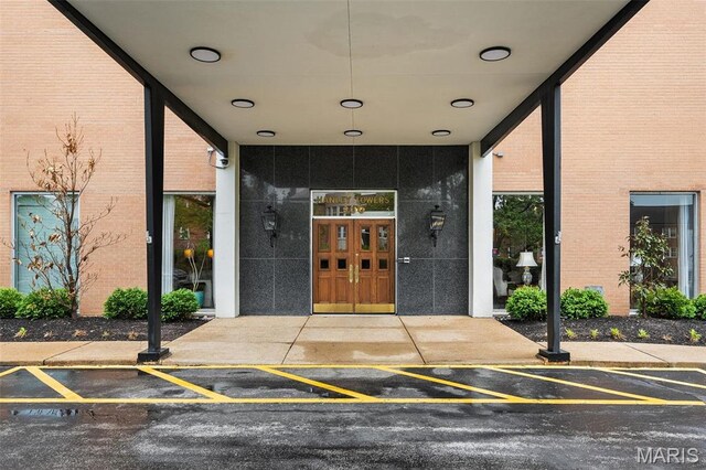 900 S Hanley Rd Unit 7B, Saint Louis, MO 63105 - entrance to property with brick siding and uncovered parking