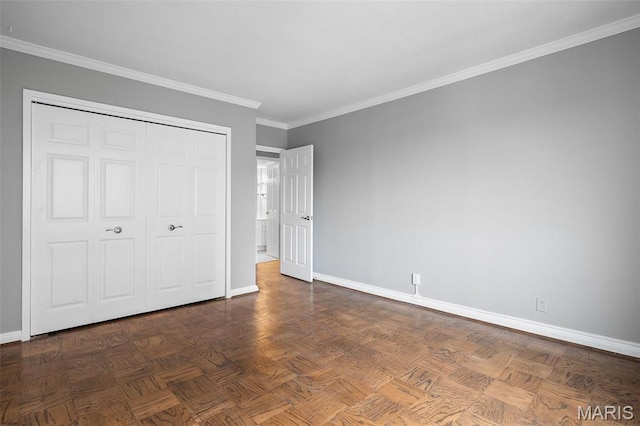 900 S Hanley Rd Unit 7B, Saint Louis, MO 63105 - unfurnished bedroom with baseboards, crown molding, and a closet