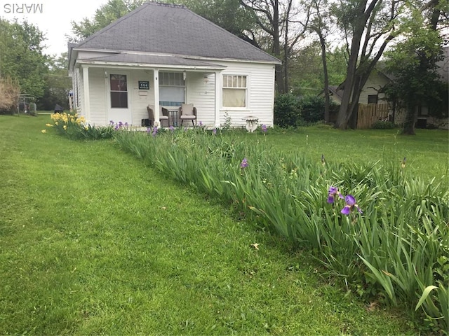 504 S Hickory St S, Cuba, MO 65453 - view of front of home with a front yard, a porch, and roof with shingles