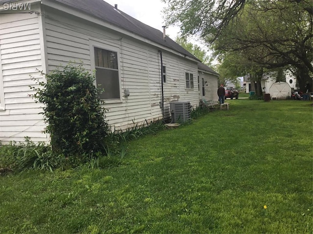 504 S Hickory St S, Cuba, MO 65453 - view of side of home with a lawn and central AC