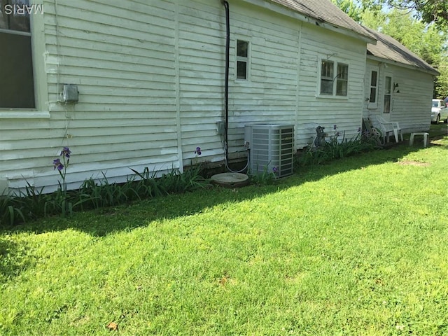 504 S Hickory St S, Cuba, MO 65453 - view of property exterior featuring central AC, a lawn, and roof with shingles