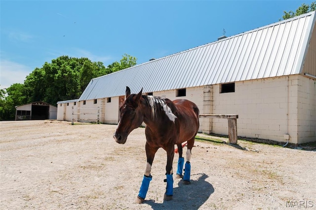 5501 Dober Ln, Saint Louis, MO 63129 - view of horse barn