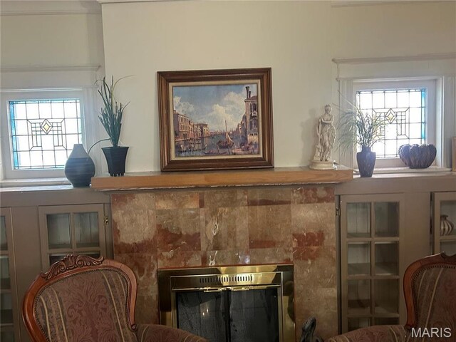 6278 Cates Ave, Saint Louis, MO 63130 - living area featuring a tile fireplace