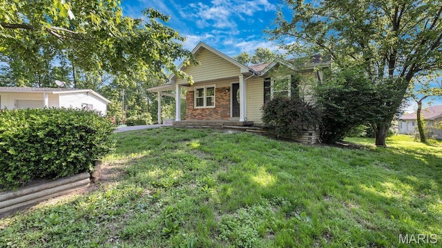 939 Vosholl Ave, Warrenton, MO 63383 - view of front of house with a front lawn