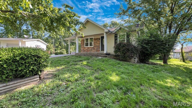 939 Vosholl Ave, Warrenton, MO 63383 - view of front of home featuring a front lawn