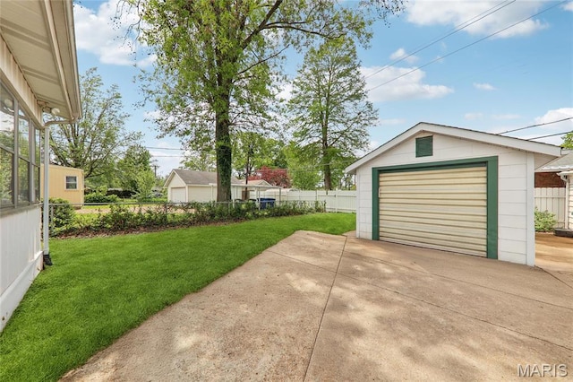 5909 Hampton Ave, Saint Louis, MO 63109 - detached garage with driveway