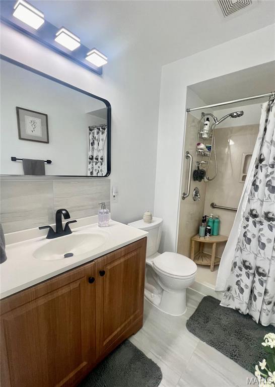 3605 Tracey Rich Rd Unit 1A, Saint Louis, MO 63125 - full bathroom with a shower with curtain, toilet, and vanity