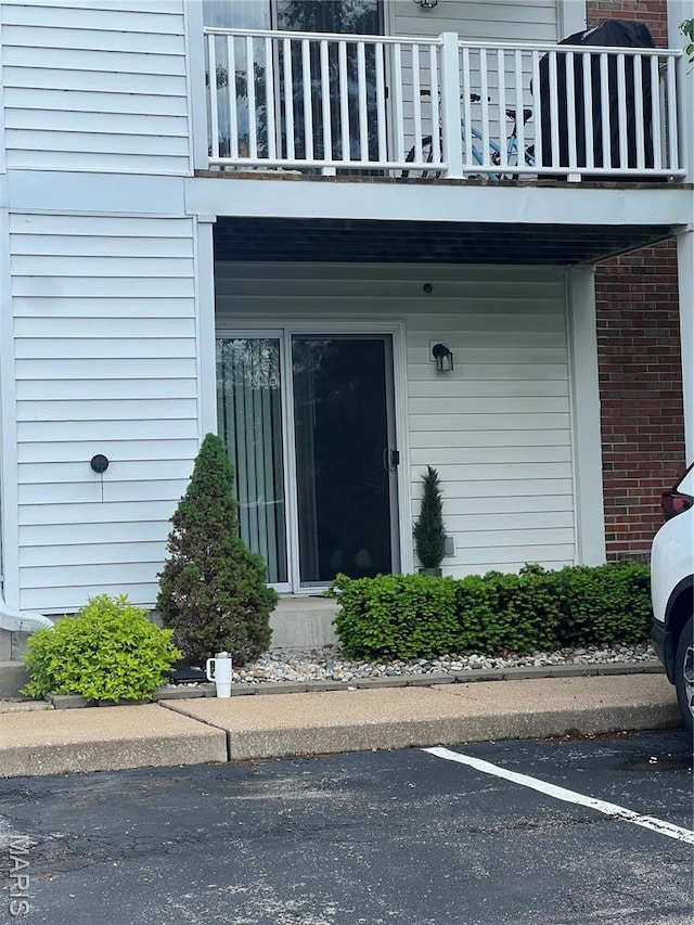 3605 Tracey Rich Rd Unit 1A, Saint Louis, MO 63125 - entrance to property with a balcony, uncovered parking, and brick siding