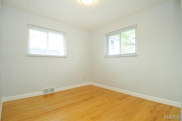 7051 Lansdowne Ave, Saint Louis, MO 63109 - empty room featuring light wood-style floors and baseboards
