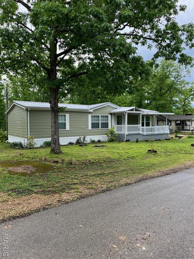 474 Bluffview Dr, Piedmont, MO 63957 - manufactured / mobile home featuring covered porch and a front lawn