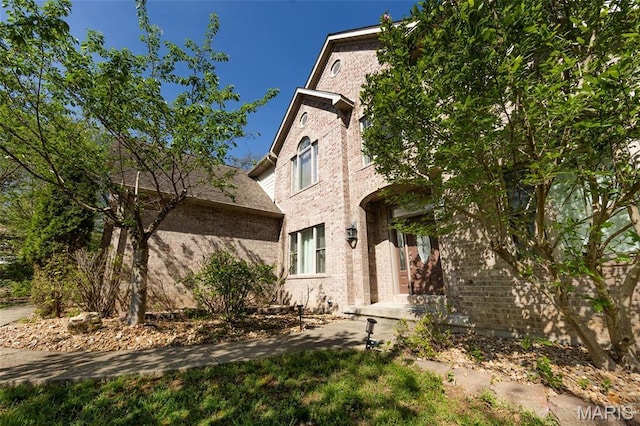 view of front facade featuring brick siding