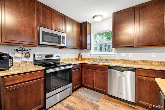 28 Loris Ln, Saint Charles, MO 63303