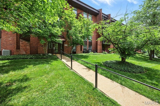 585 Coeur De Royale Dr Unit 203, Creve Coeur, MO 63141 - surrounding community with a yard