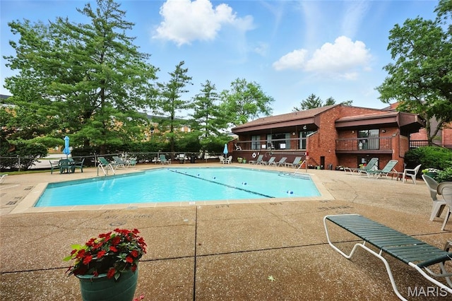 585 Coeur De Royale Dr Unit 203, Creve Coeur, MO 63141 - community pool featuring a patio