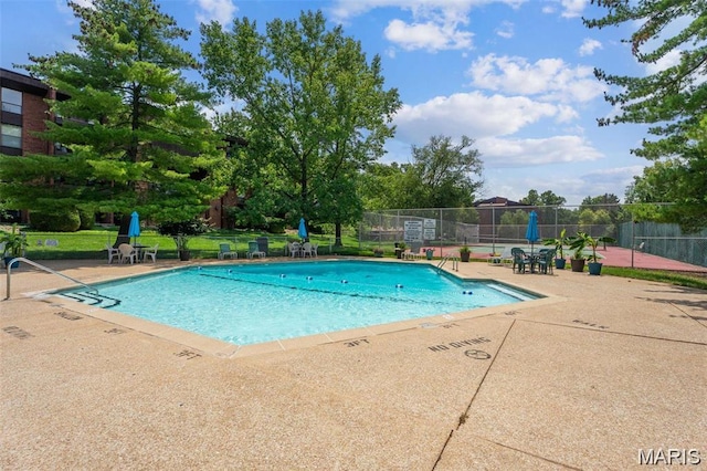 585 Coeur De Royale Dr Unit 203, Creve Coeur, MO 63141 - community pool featuring a patio area