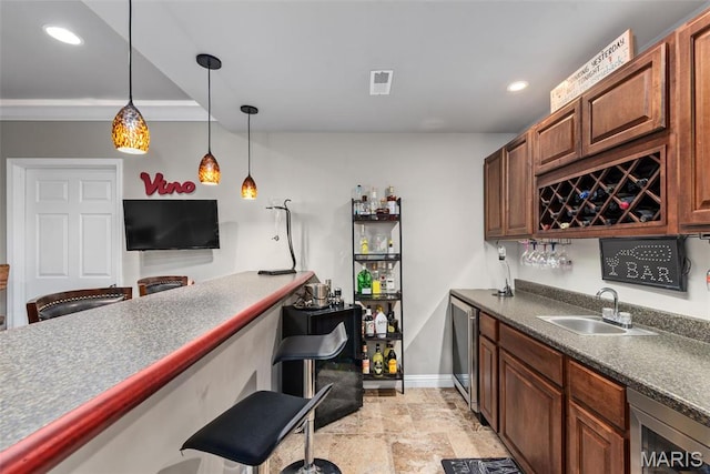 indoor wet bar with decorative light fixtures, light stone finish flooring, baseboards, recessed lighting, and ornamental molding