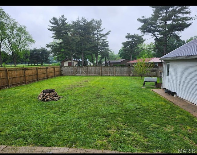 view of yard with a fire pit