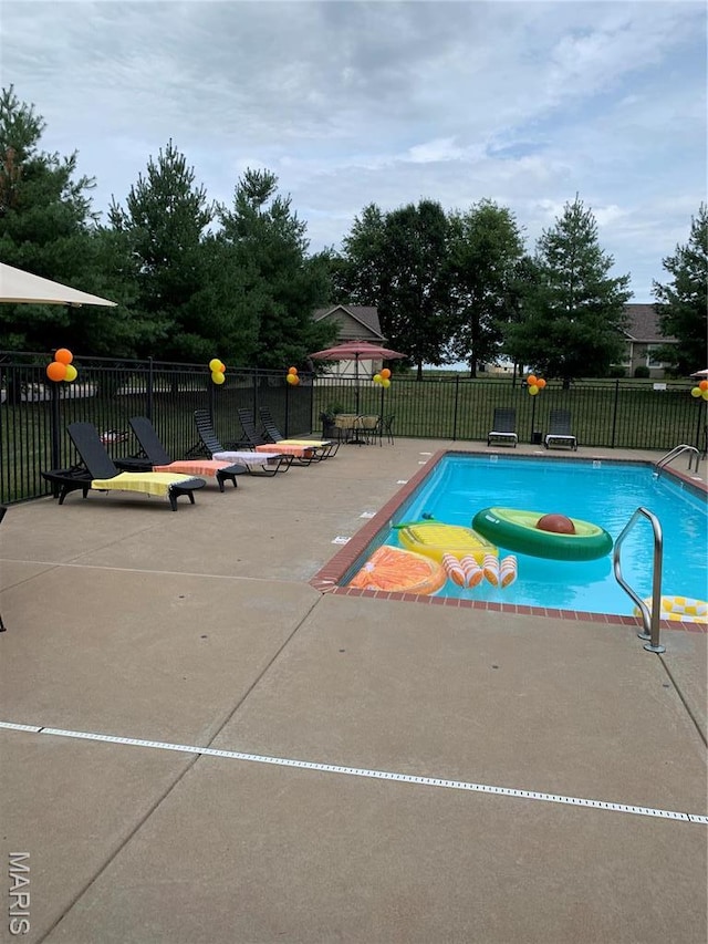 433 Cherry Creek Ln, Farmington, MO 63640 - community pool with a patio and fence