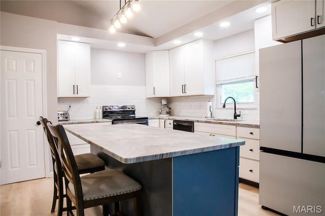 504 Leawood Dr, Swansea, IL 62226 - kitchen with stainless steel appliances, a sink, recessed lighting, a kitchen bar, and tasteful backsplash