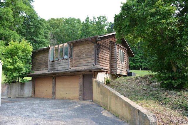 258 Hideaway Trl, Eureka, MO 63025 - view of front of home featuring an attached garage and asphalt driveway