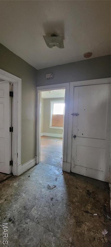 5144 Palm St, Saint Louis, MO 63115 - foyer with baseboards