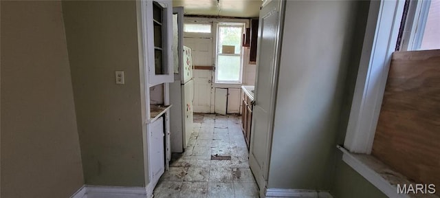 5144 Palm St, Saint Louis, MO 63115 - hallway with baseboards