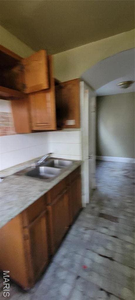 5144 Palm St, Saint Louis, MO 63115 - bar with a sink and baseboards