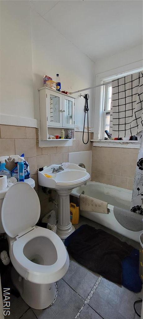 5144 Palm St, Saint Louis, MO 63115 - full bath featuring tile patterned flooring, tile walls, toilet, and wainscoting