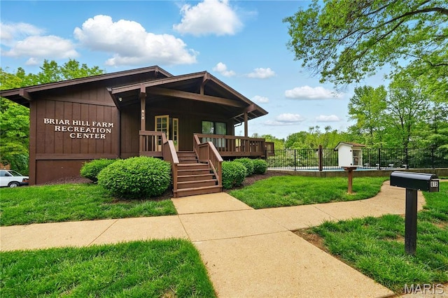 view of front of property featuring a porch and fence