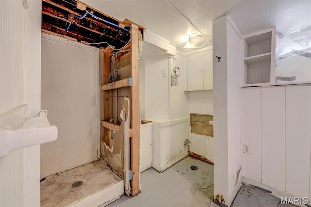 bathroom featuring concrete flooring