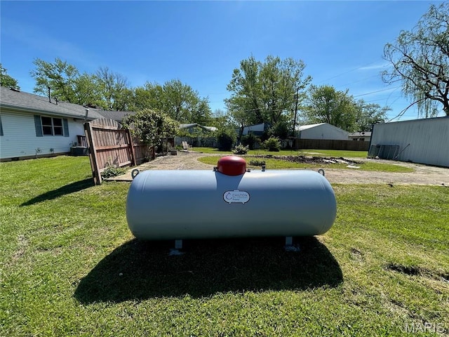 120 E Beth St, Licking, MO 65542 - exterior view of propane tank and fence