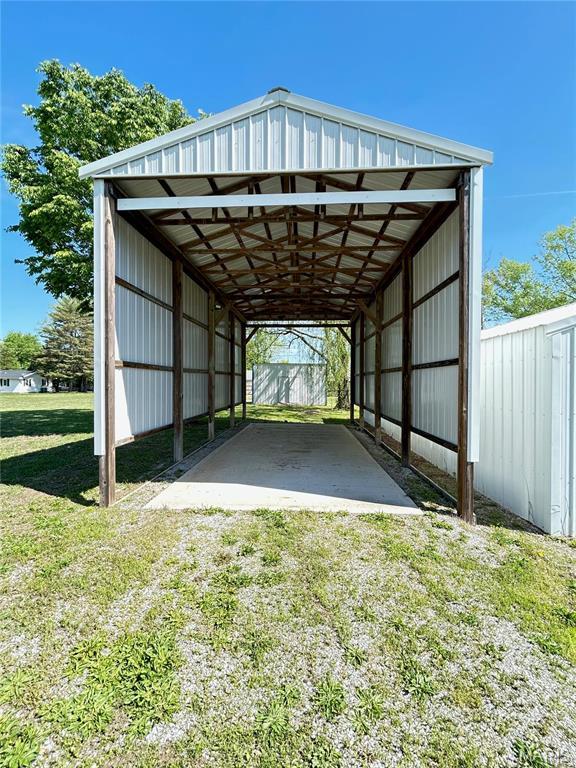 120 E Beth St, Licking, MO 65542 - view of car parking featuring a carport, driveway, and a pole building