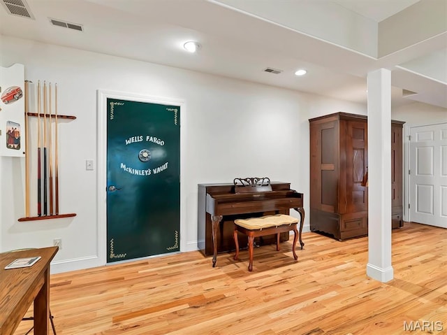 590 Fairway Dr, Union, MO 63084 - foyer entrance featuring light wood-type flooring, recessed lighting, and baseboards