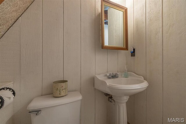 87 E Altdorf Dr, Innsbrook, MO 63390 - bathroom with toilet