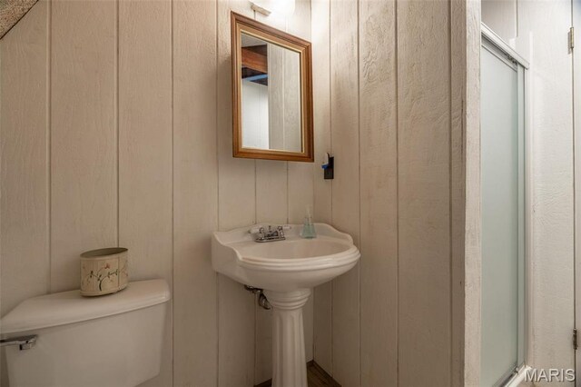 87 E Altdorf Dr, Innsbrook, MO 63390 - bathroom featuring toilet, a stall shower, and a sink