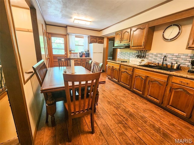 15222 Circle Dr, Gillespie, IL 62033 - kitchen with a sink, freestanding refrigerator, dark wood-style floors, crown molding, and backsplash