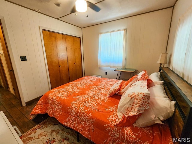 15222 Circle Dr, Gillespie, IL 62033 - bedroom with hardwood / wood-style flooring, multiple windows, a closet, and a ceiling fan