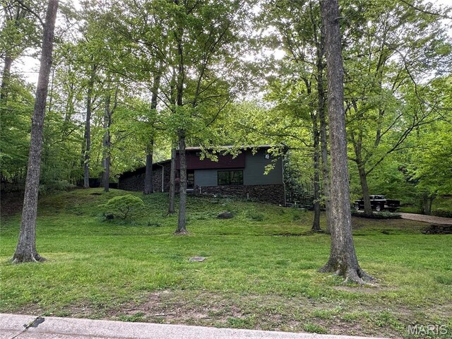 view of front of home featuring a front lawn