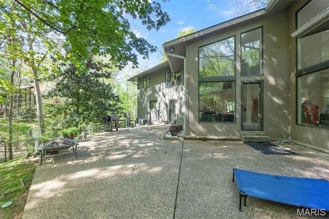 view of patio featuring a fire pit