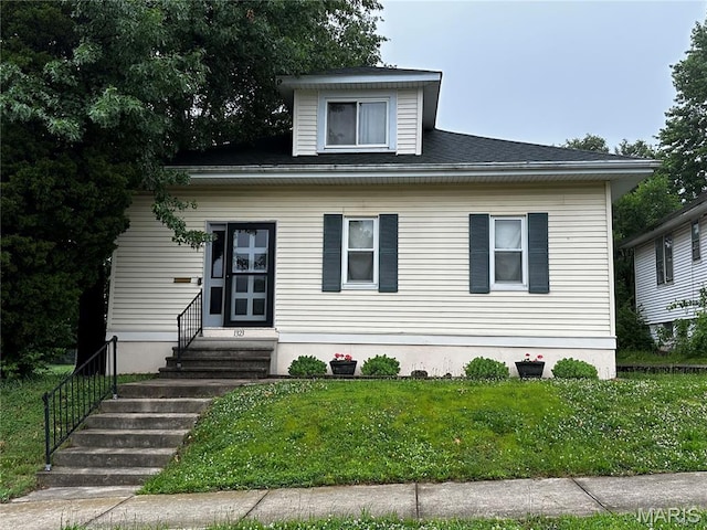 1323 Union Ave, Belleville, IL 62220 - view of front of house with entry steps and a front lawn